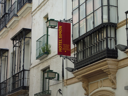 Very understated Entrance, Hotel Simon (Nice Location).